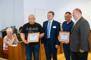 Синьо-жовтий прапор з автографами бійців на 354-метровій висоті
